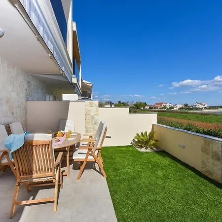 Villa Crowonder Beachfront Blue Bay With Jacuzzi- A2 *