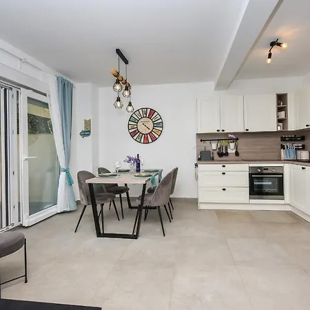 Crowonder Beachfront Blue Bay With Jacuzzi- A2