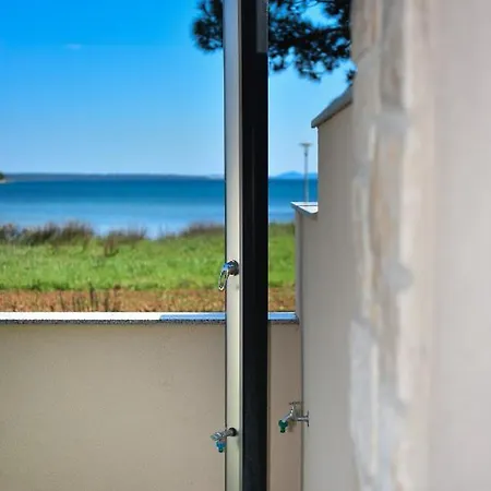 Crowonder Beachfront Blue Bay With Jacuzzi- A2