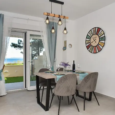 Crowonder Beachfront Blue Bay With Jacuzzi- A2 Privlaka (Zadar)
