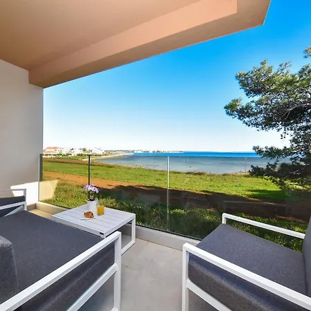 Villa Crowonder Beachfront Blue Bay With Jacuzzi- A2 Privlaka (Zadar)