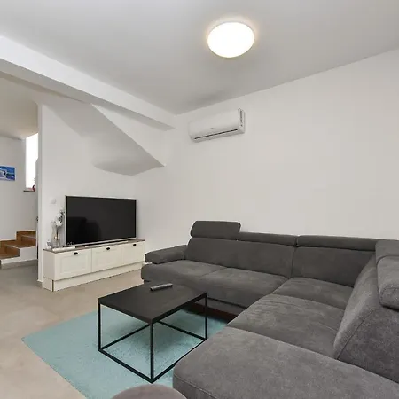 Crowonder Beachfront Blue Bay With Jacuzzi- A2 *