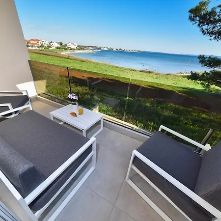 Villa Crowonder Beachfront Blue Bay With Jacuzzi- A2 *