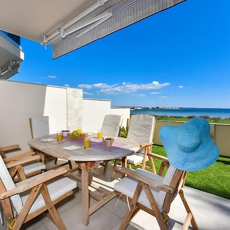 Crowonder Beachfront Blue Bay With Jacuzzi- A2 * Privlaka (Zadar)