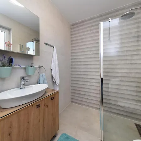 Crowonder Beachfront Blue Bay With Jacuzzi- A2 * Privlaka (Zadar)
