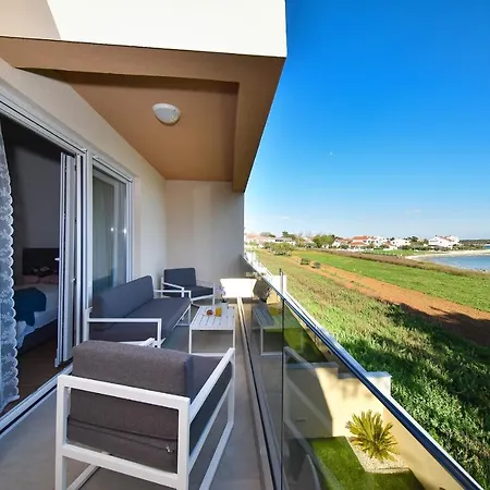 Crowonder Beachfront Blue Bay With Jacuzzi- A2 Privlaka (Zadar)