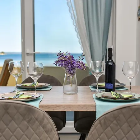Crowonder Beachfront Blue Bay With Jacuzzi- A2 * Privlaka (Zadar)