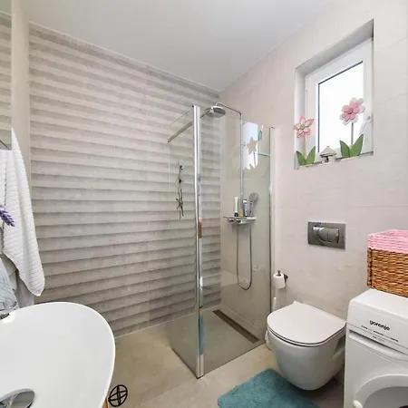 Crowonder Beachfront Blue Bay With Jacuzzi- A2 Privlaka (Zadar)