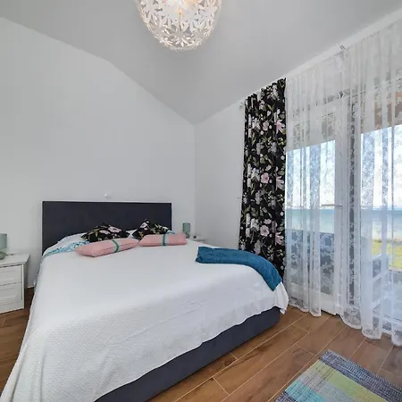 Crowonder Beachfront Blue Bay With Jacuzzi- A2