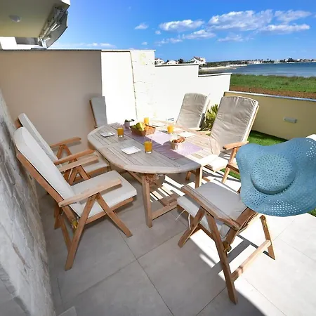 Villa Crowonder Beachfront Blue Bay With Jacuzzi- A2
