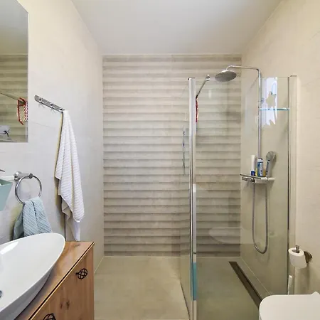 Crowonder Beachfront Blue Bay With Jacuzzi- A2 * Privlaka (Zadar)
