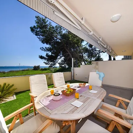 Crowonder Beachfront Blue Bay With Jacuzzi- A2 Villa Privlaka (Zadar)