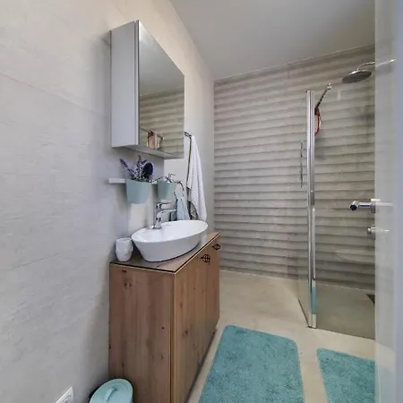Villa Crowonder Beachfront Blue Bay With Jacuzzi- A2 Privlaka (Zadar)