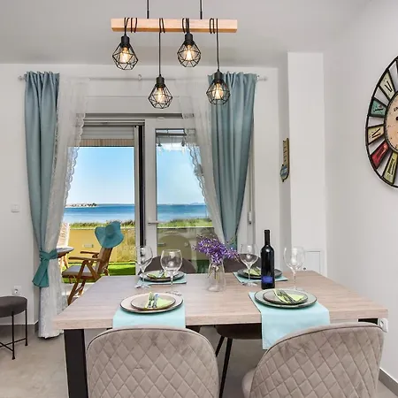 Crowonder Beachfront Blue Bay With Jacuzzi- A2 Privlaka (Zadar)
