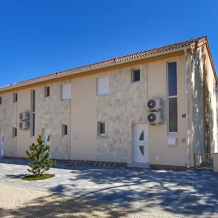 Crowonder Beachfront Blue Bay With Jacuzzi- A2 Privlaka (Zadar)
