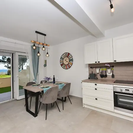Villa Crowonder Beachfront Blue Bay With Jacuzzi- A2 *
